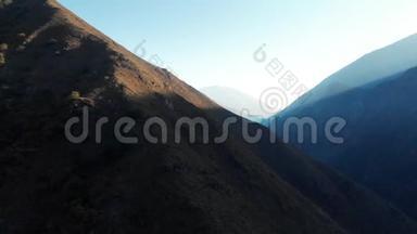 山脉4K史诗无人机飞行高加索山脉和山谷美景格鲁吉亚自然